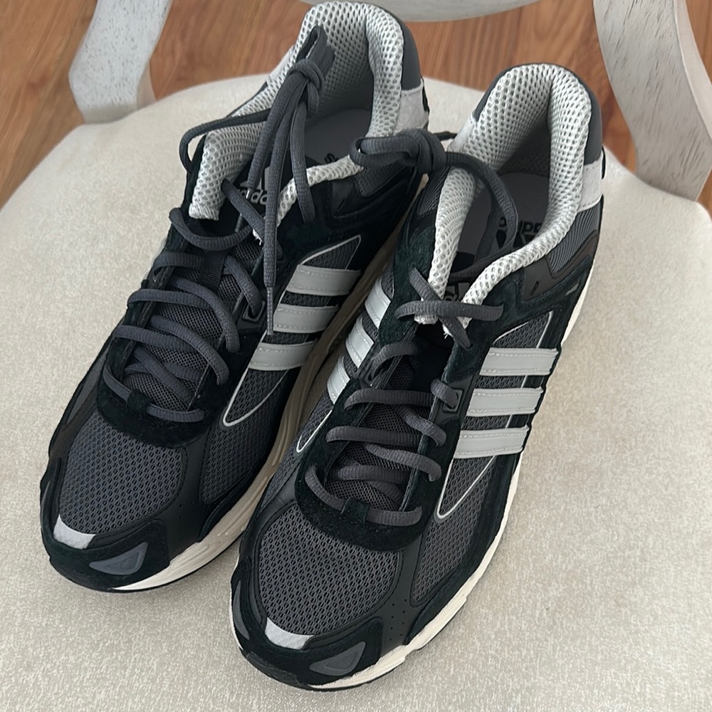 Adidas Response CL Balck and Grey Men Size
Brand New in box